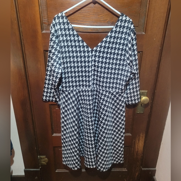 Lucie Lu black and white knit double v neck dress, size 3X - Picture 2 of 5